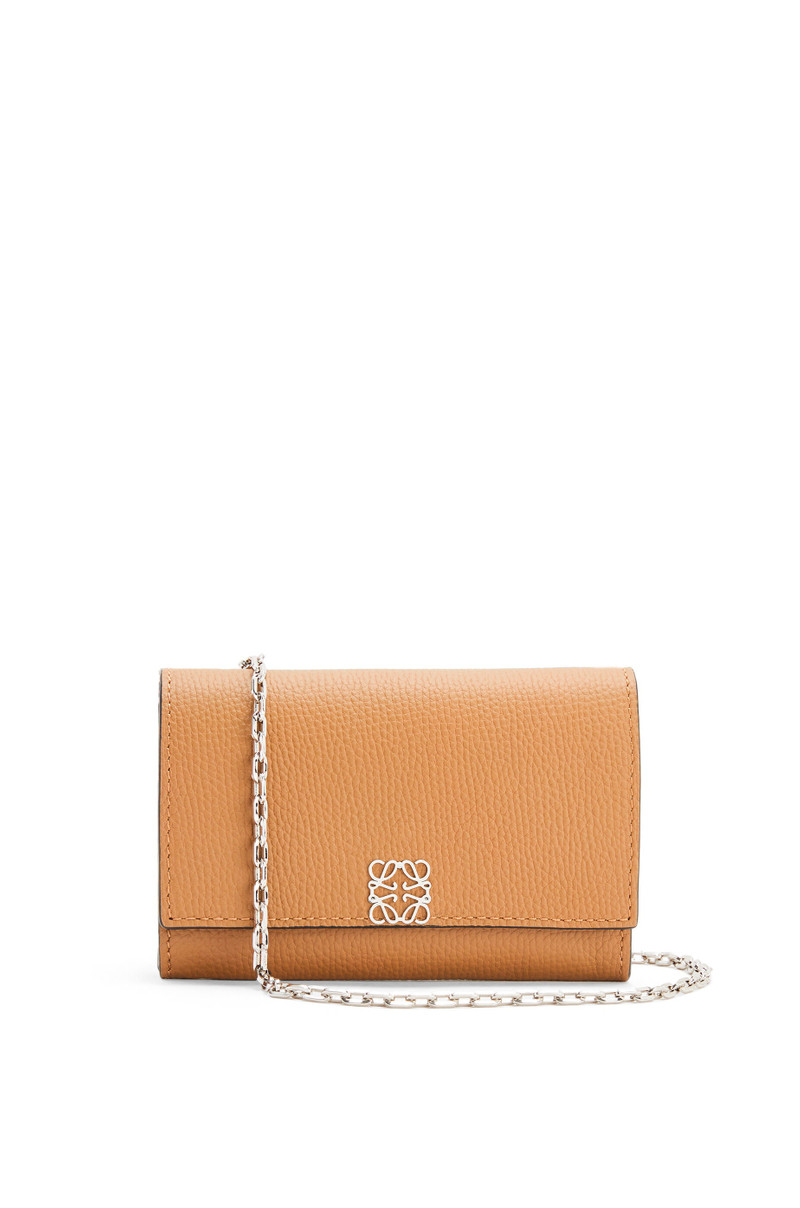 Anagram wallet on chain in pebble grain calfskin 1