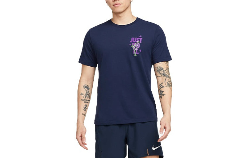Nike 드리프 알파벳 재미 본 인쇄 스포츠 훈련 짧은 소매 검정 파란 DM5681-498 - 1