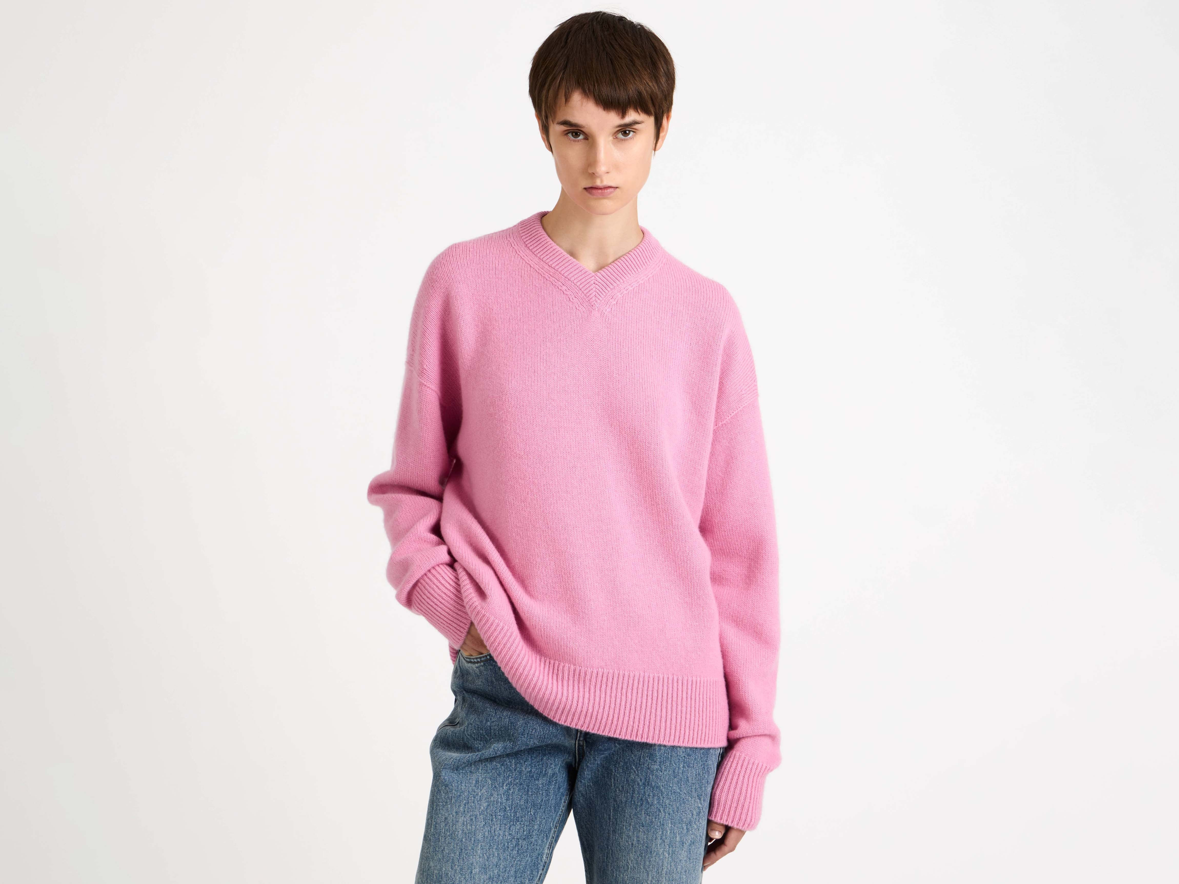 WOMENS V-NECK CASHMERE JUMPER IN BUBBLEGUM - 4