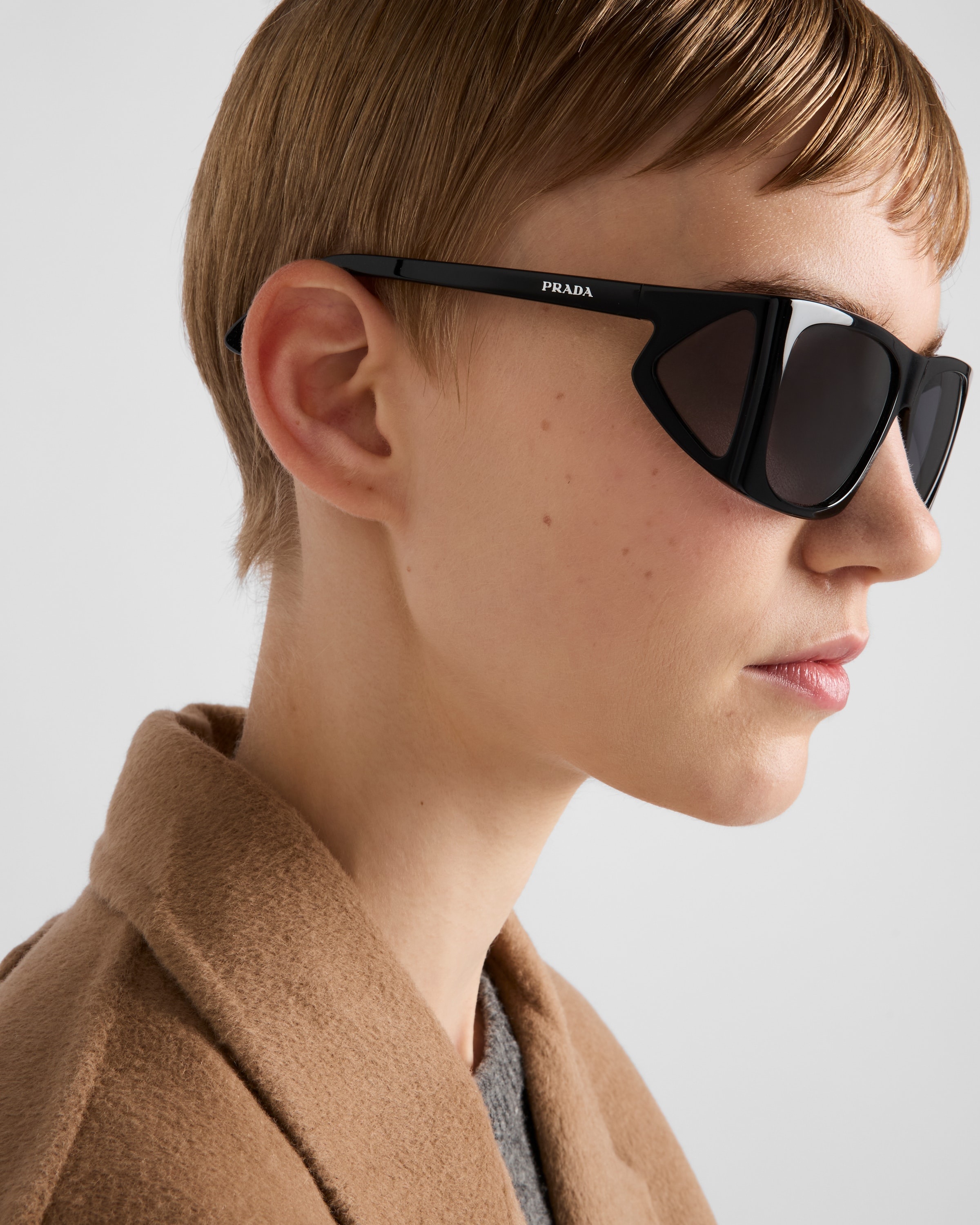 PRADA：サングラス レディース - ブラウン | GIGLIO.COM