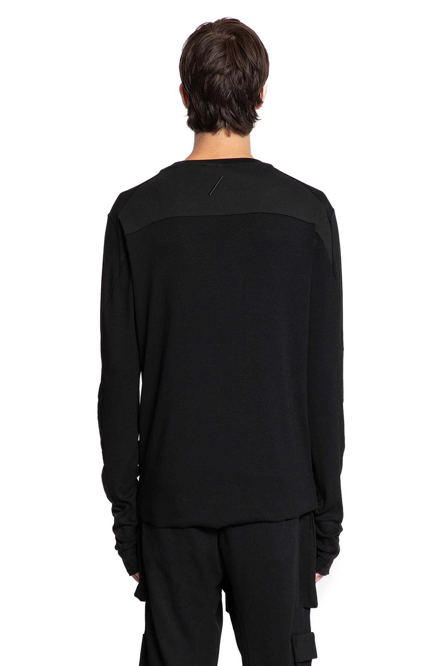 Long-Sleeve-T-Shirt-With-Hand-Gaiters - 3