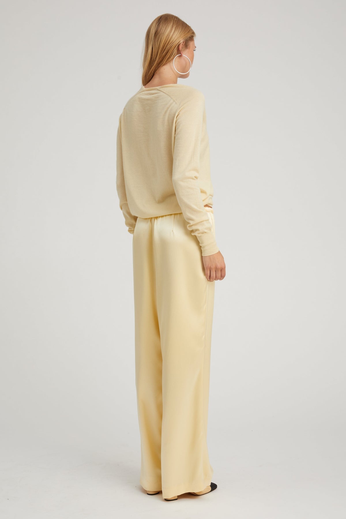 BUTTER CASHMERE V-NECK SWEATER - 4