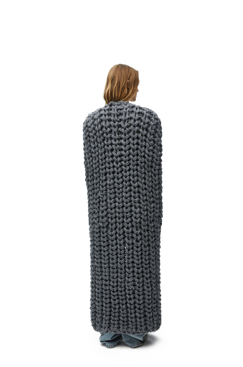 Long cape in wool 3