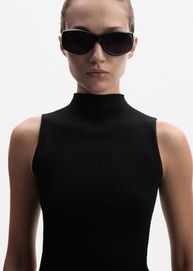 Round sunglasses in black 4
