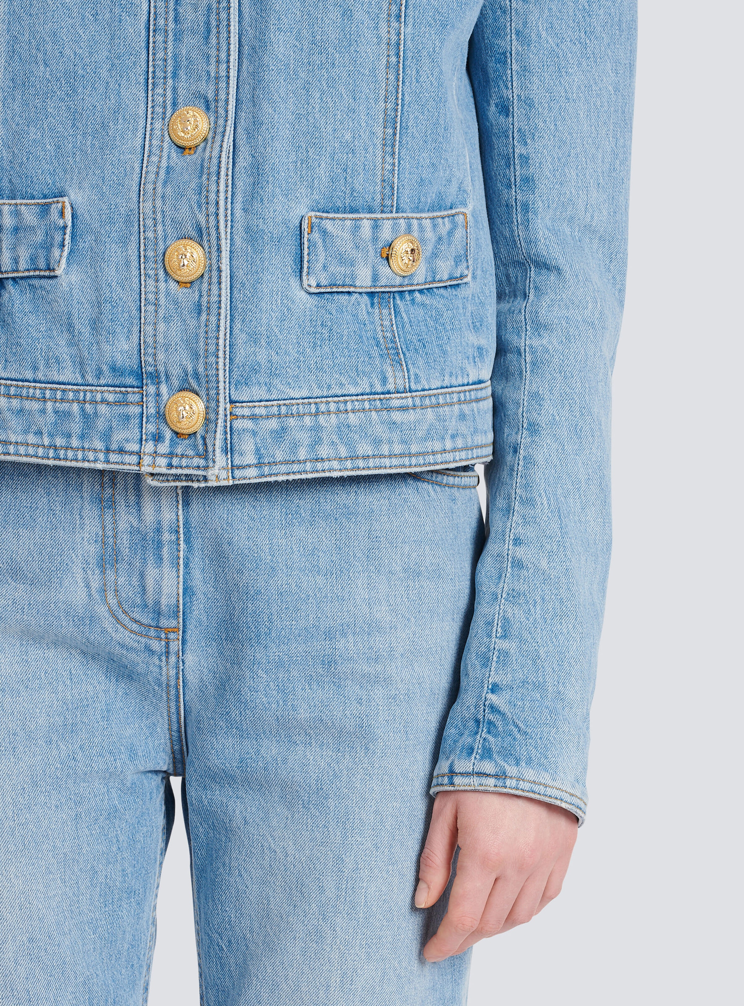 Cropped denim jacket - 8