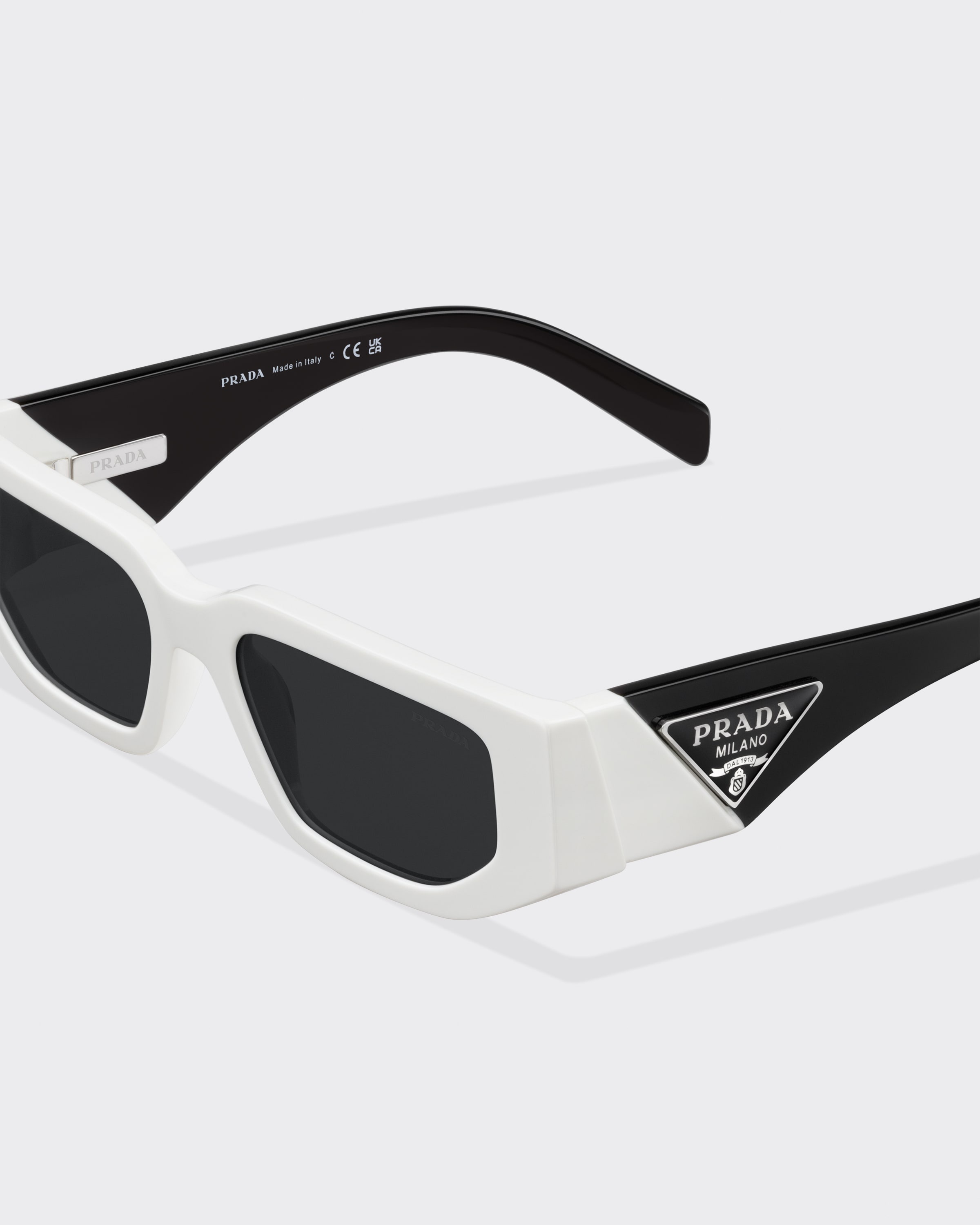 【日本入手困難】Prada sunglasses with the triangle logo Prada Sunglasses with triangle logo | REVERSIBLE