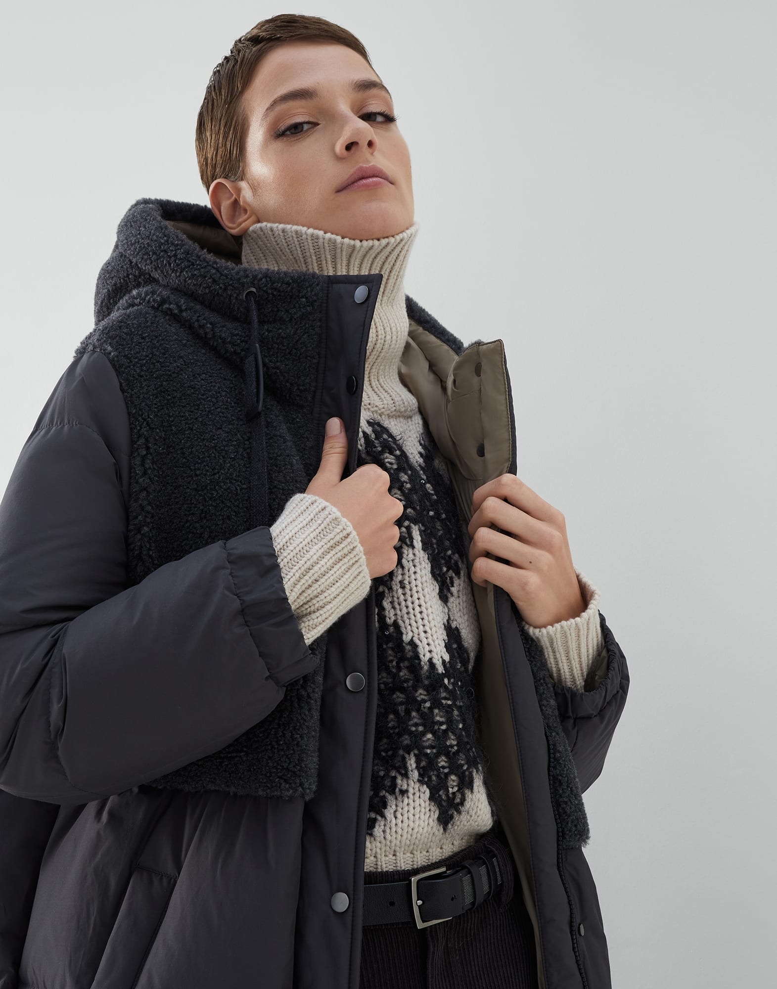Taffeta and virgin wool and cashmere fleecy panelled down coat with hood and monili - 4