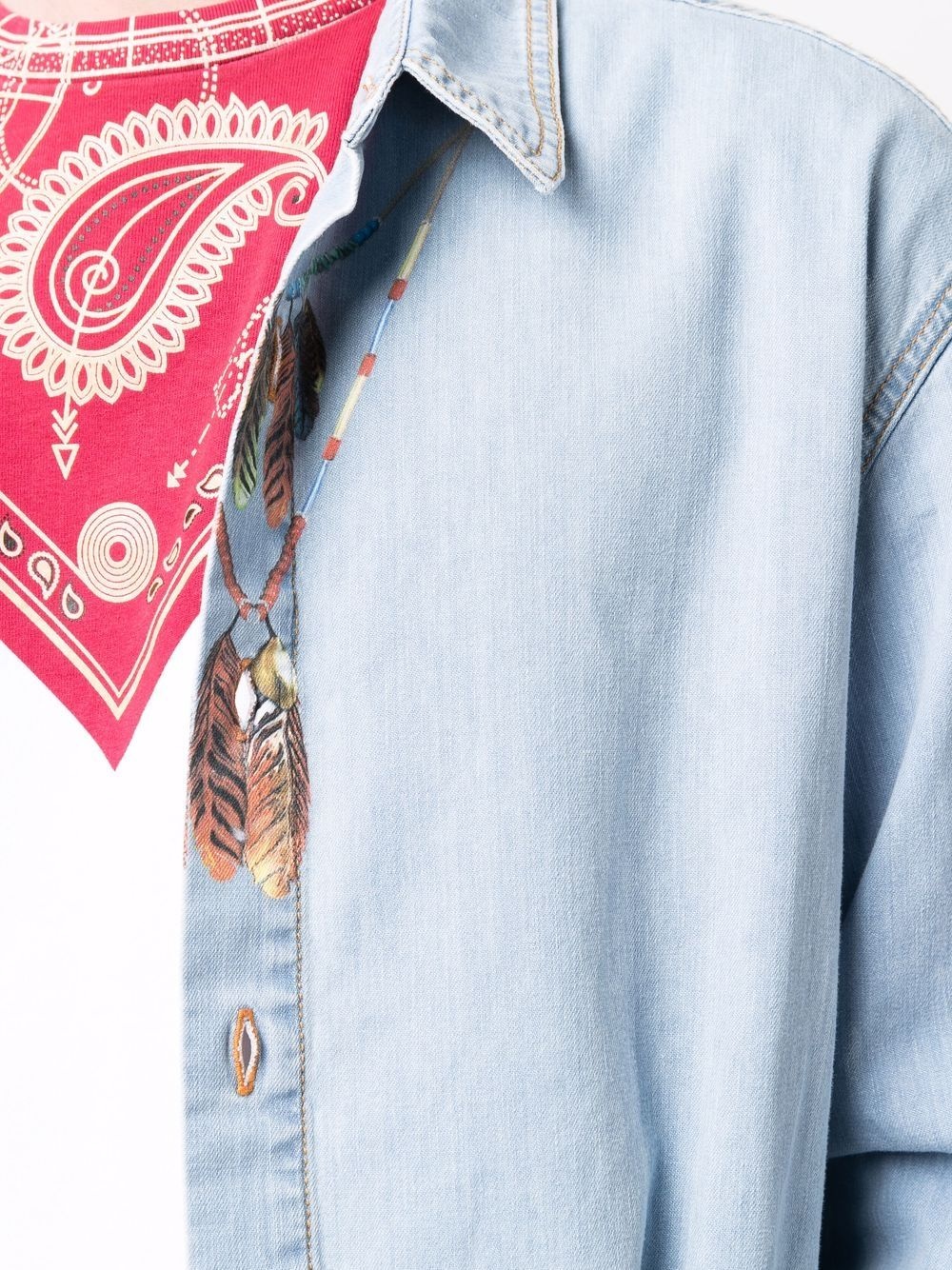 feather necklace-print denim-effect shirt - 5