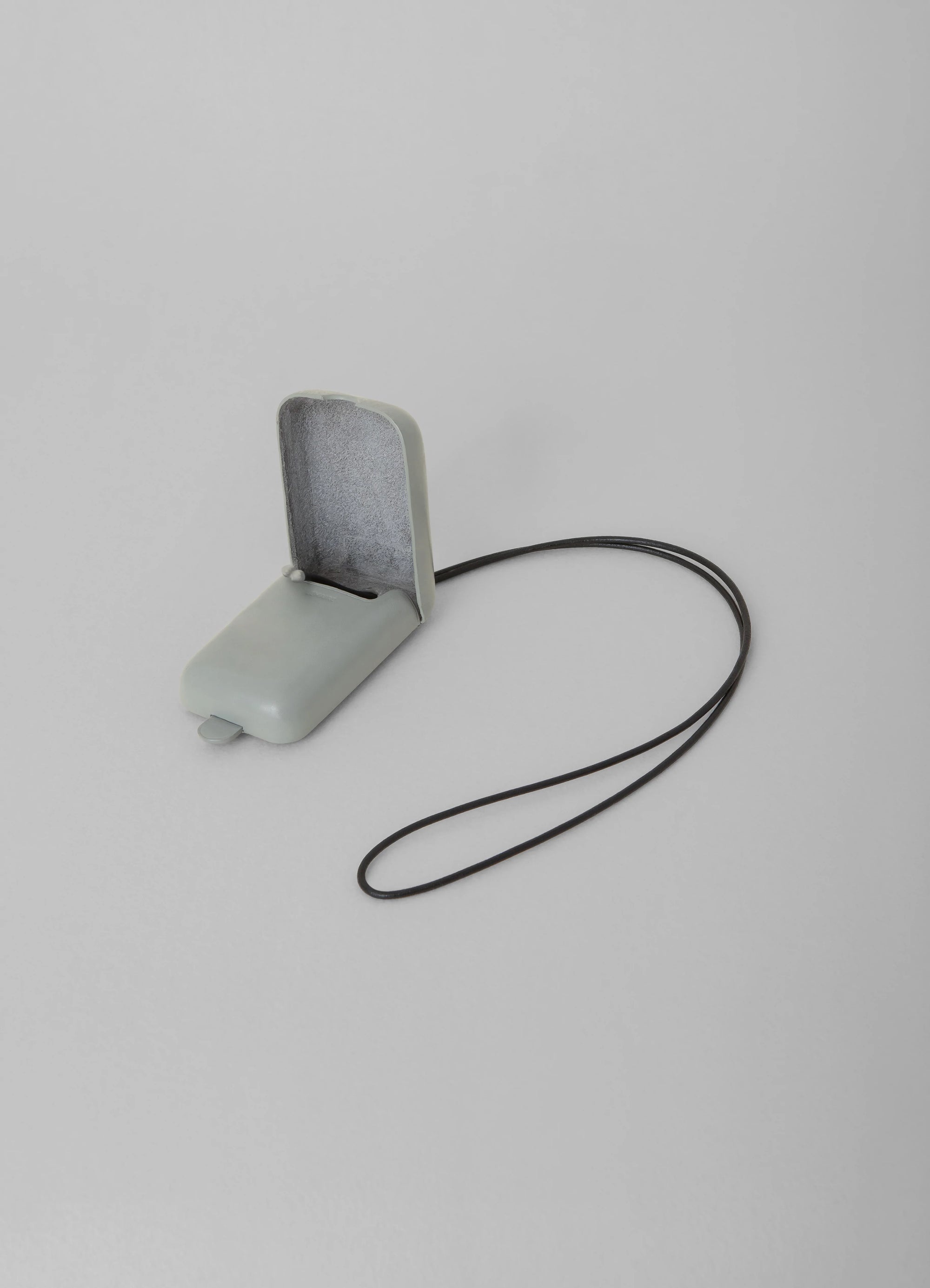 MOLDED CIGARETTE HOLDER
VEGETABLE-TANNED LEATHER - 3