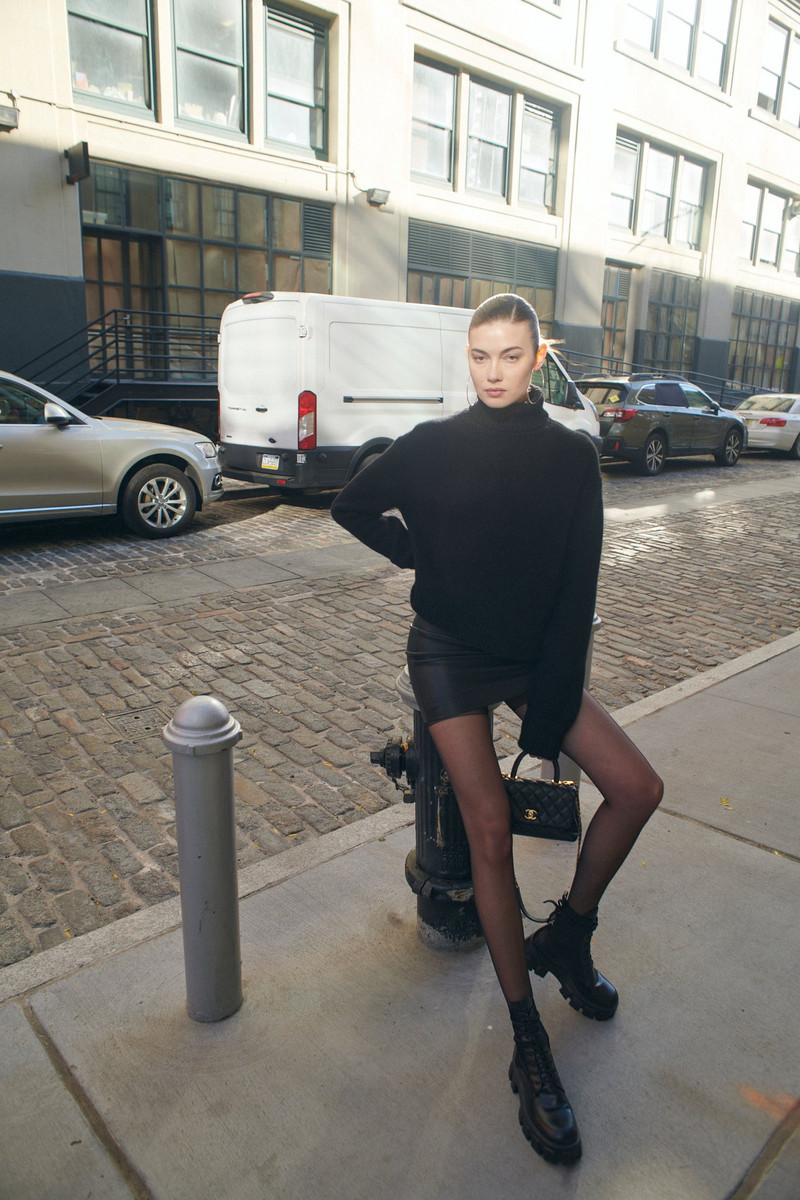 SPRWMN BLACK CASHMERE HEAVY TURTLENECK SWEATER outlook