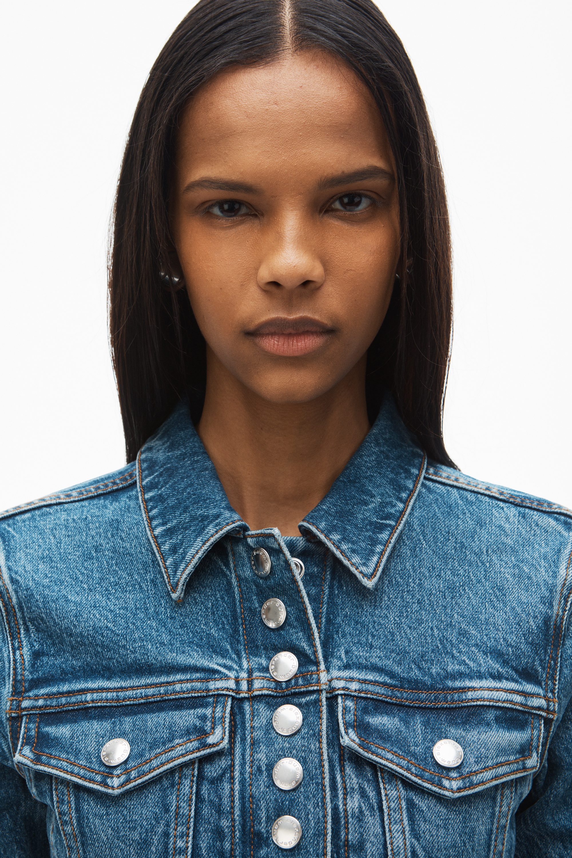 cropped trucker jacket in comfort-stretch denim - 4