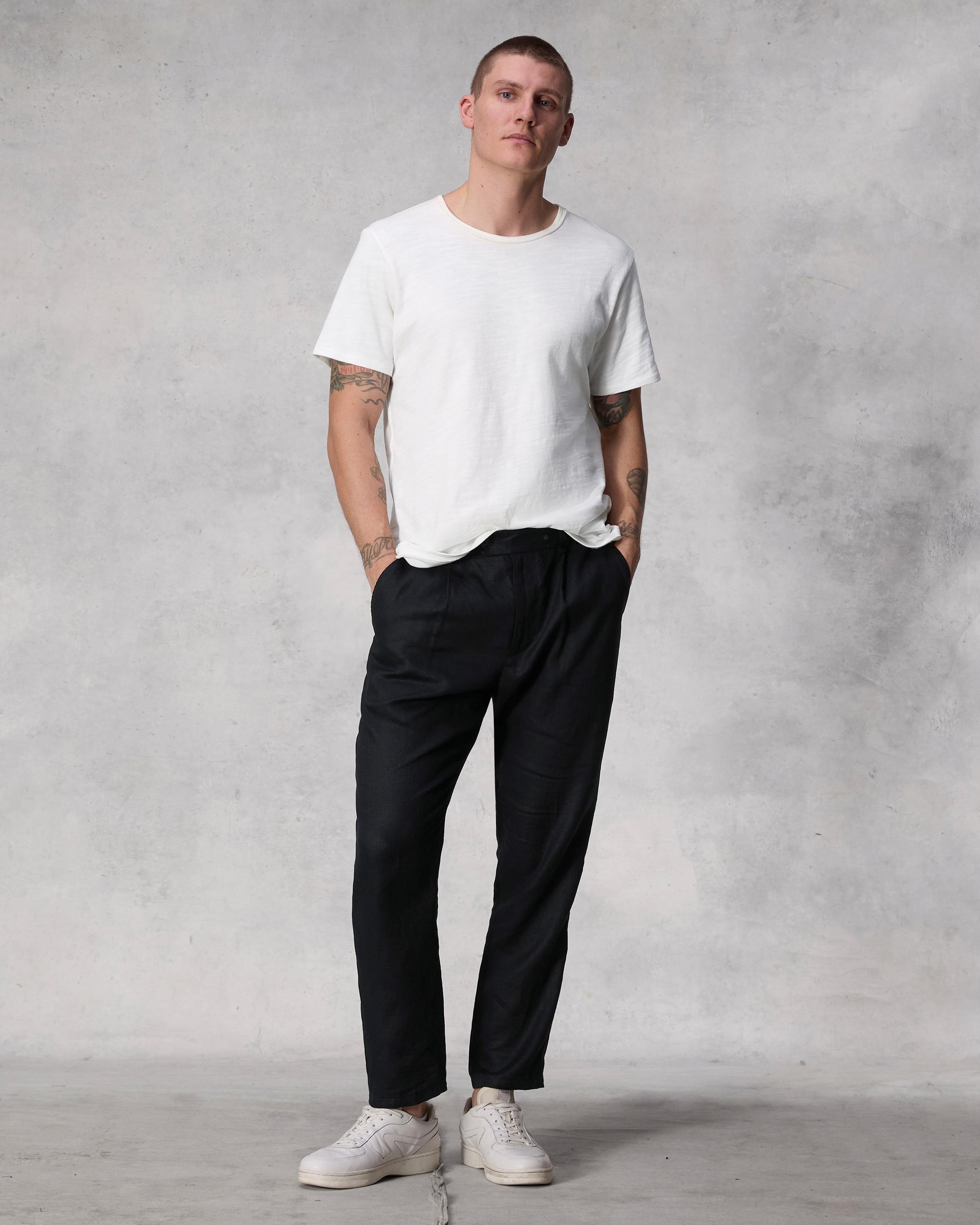 Pleated Linen Chino
Slim Fit - 3
