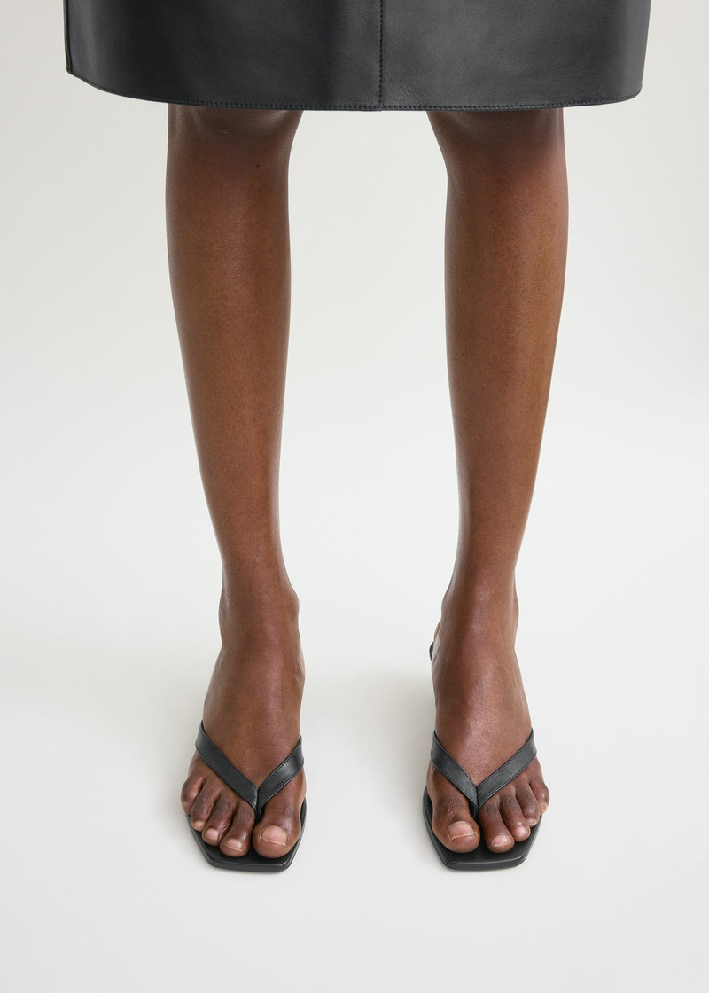 TOTEME The Flip-Flop Heel black outlook