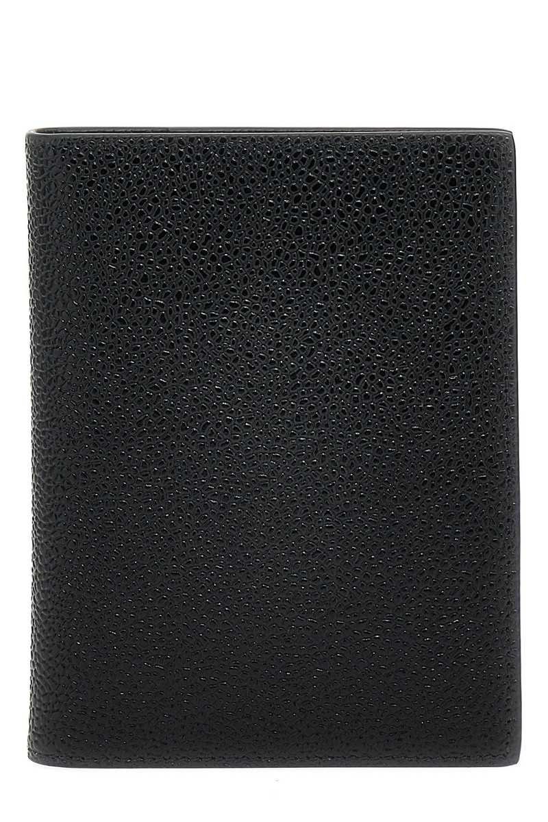Passport holder in pebble grain 1
