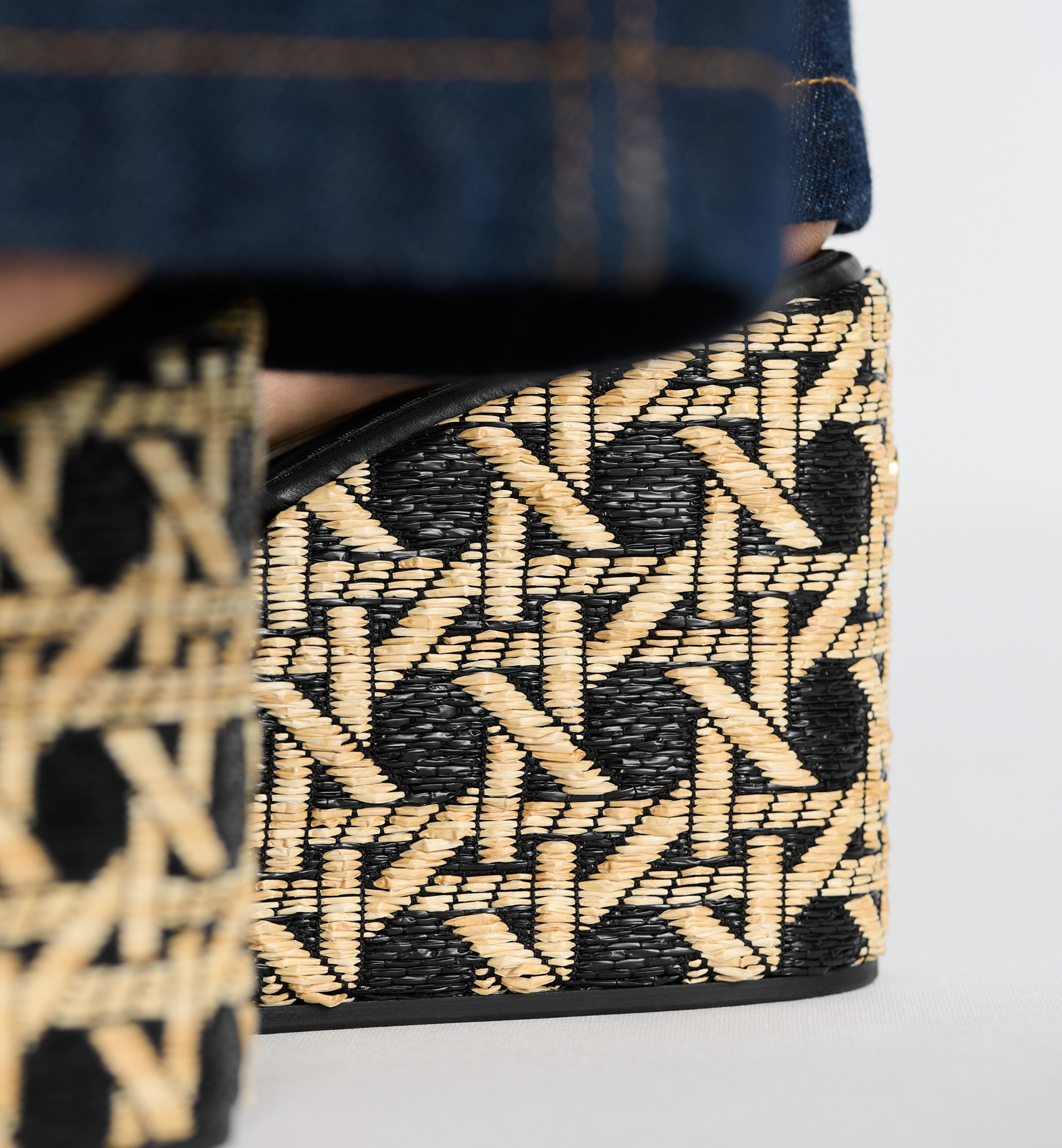 【他にないデザイン☆】Dior L'Amazone Dior ウェッジスライド Dior L'Amazone Dior Wedge Slide | REVERSIBLE