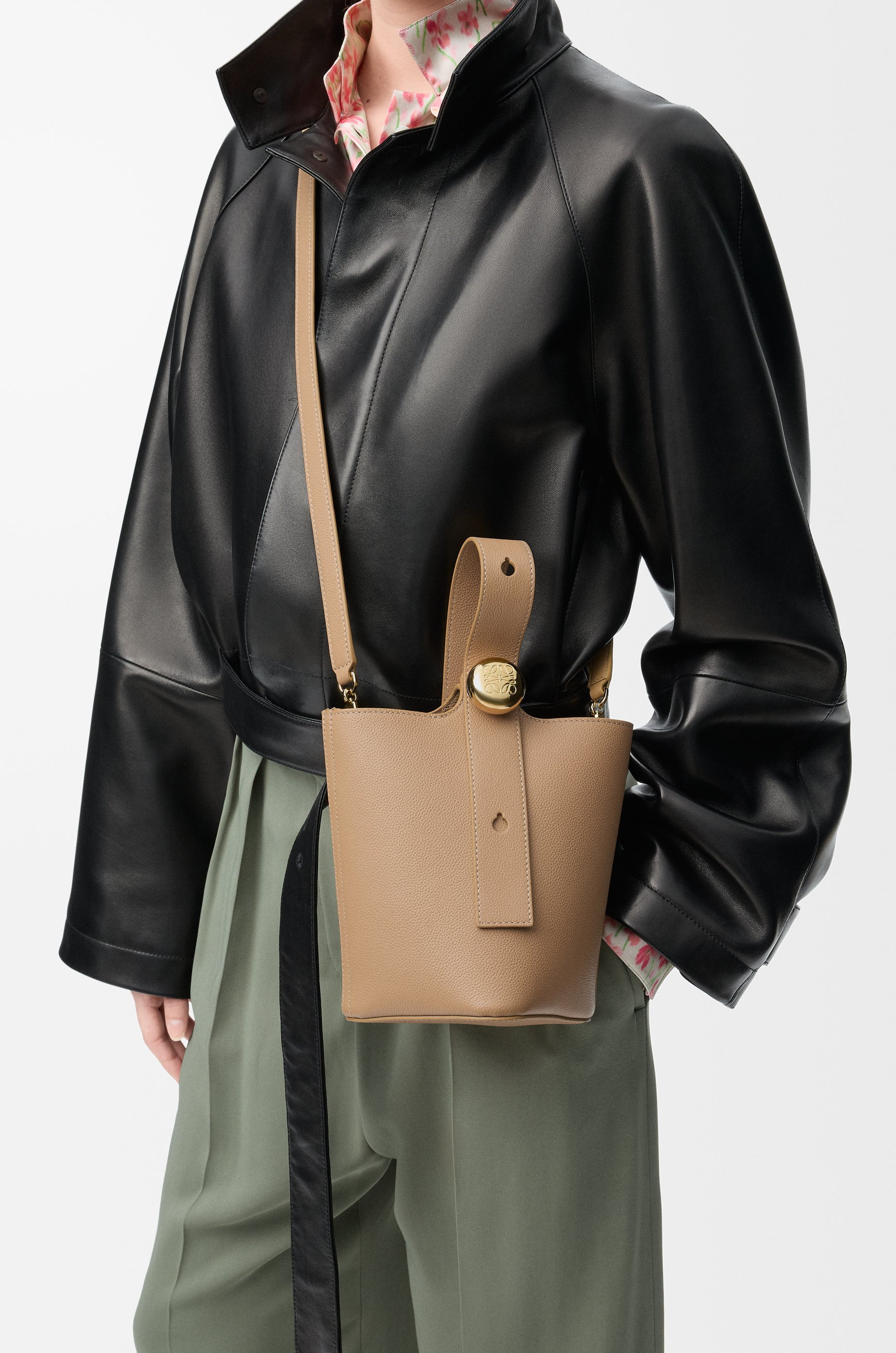 Mini Pebble bucket in soft grained calfskin - 3