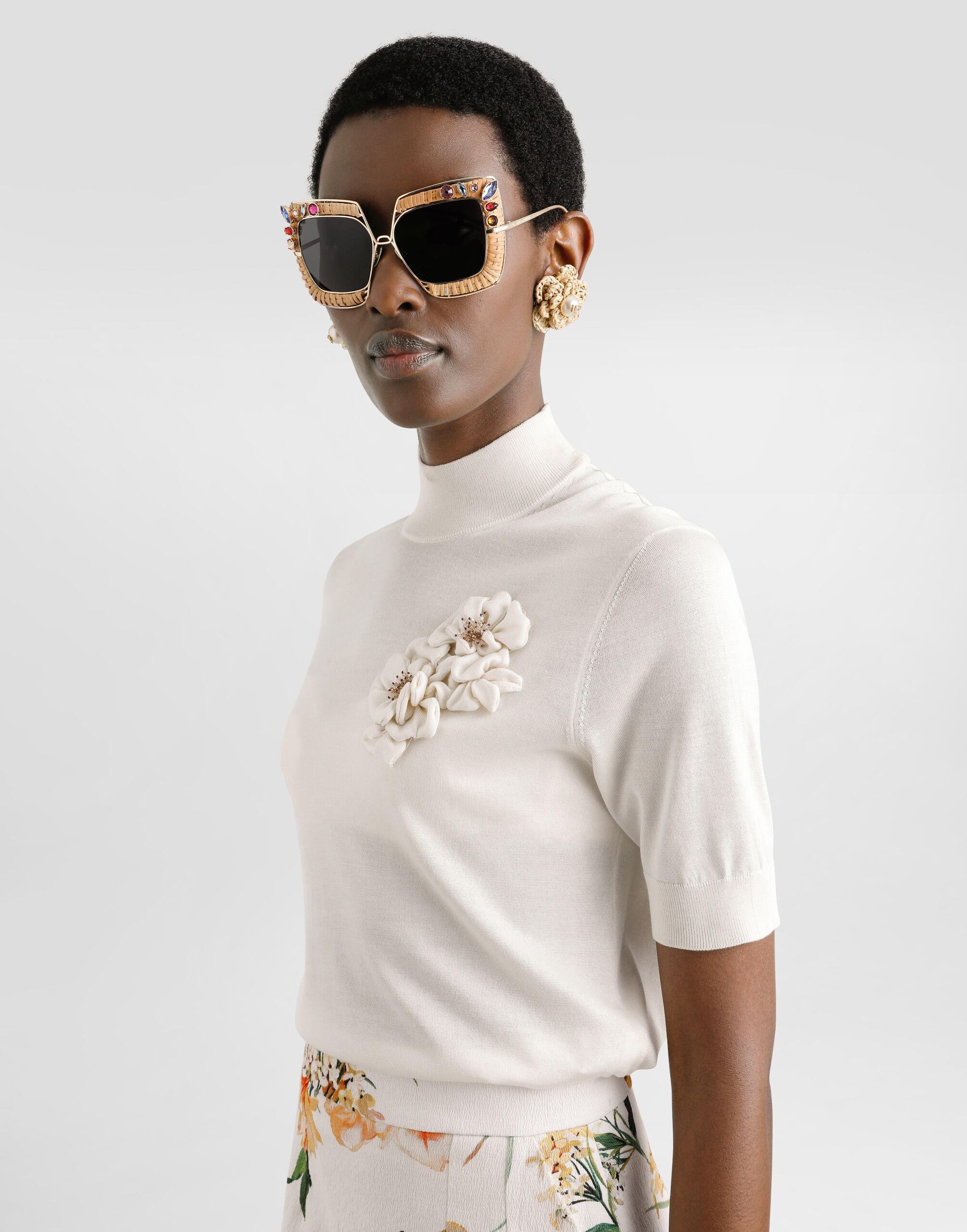 Silk pullover with flower brooch - 4