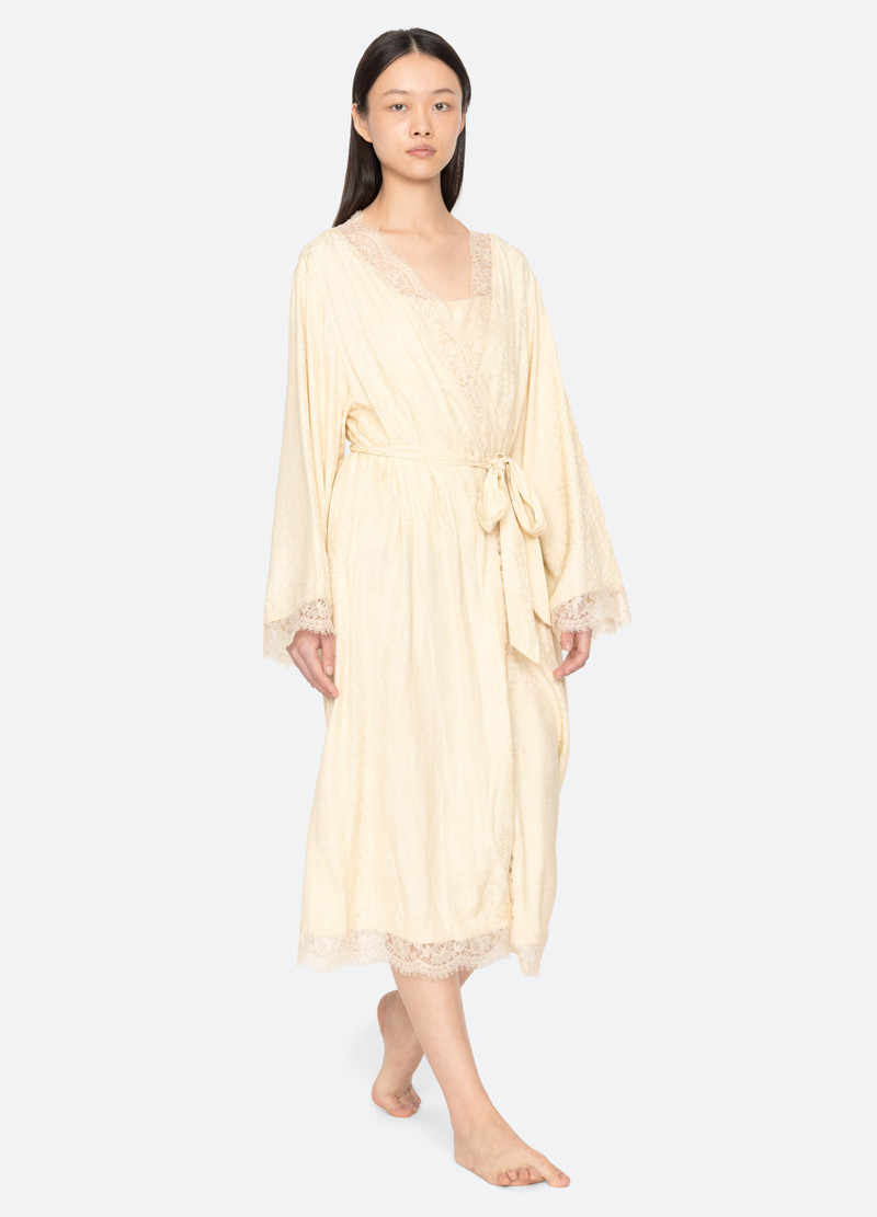 Lila Robe 1