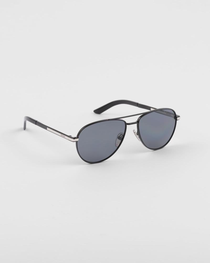 Sunglasses with iconic metal plaque 3