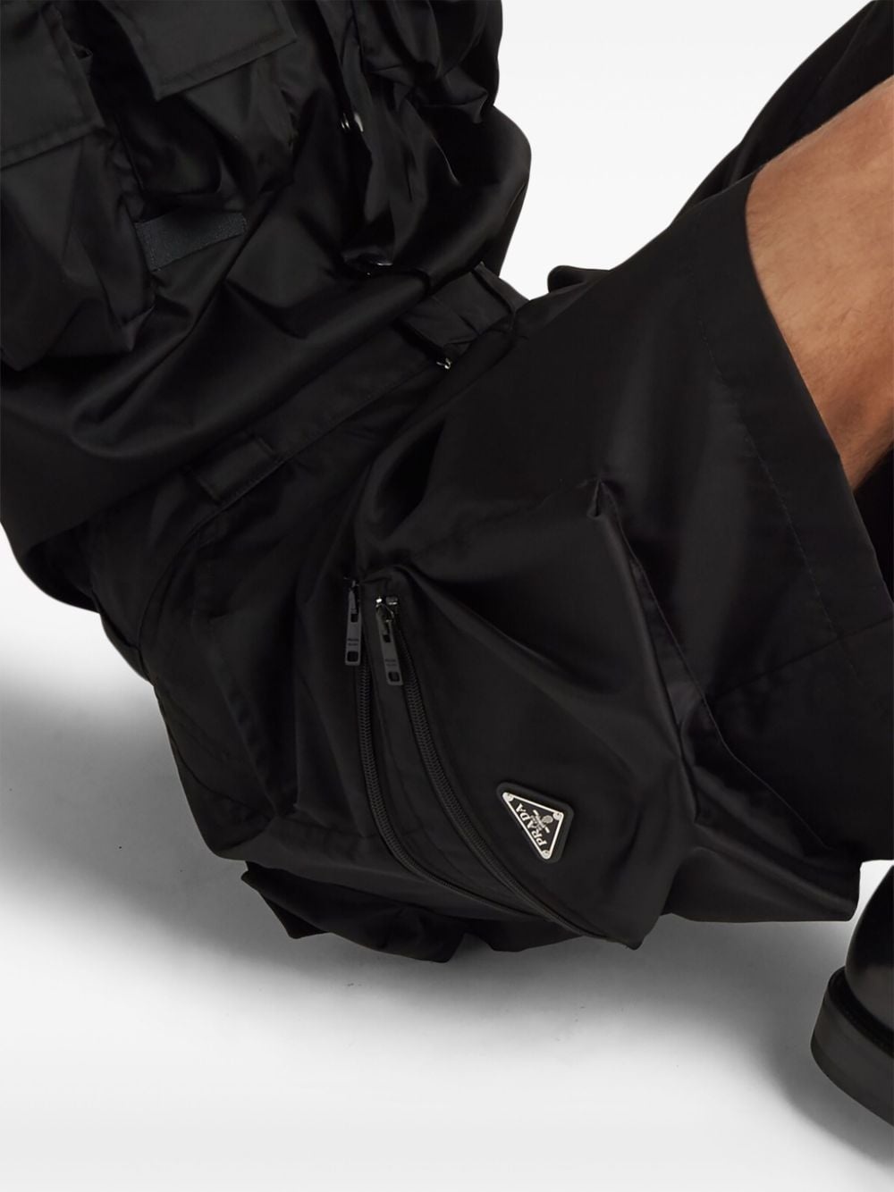 triangle-plaque cargo shorts - 5