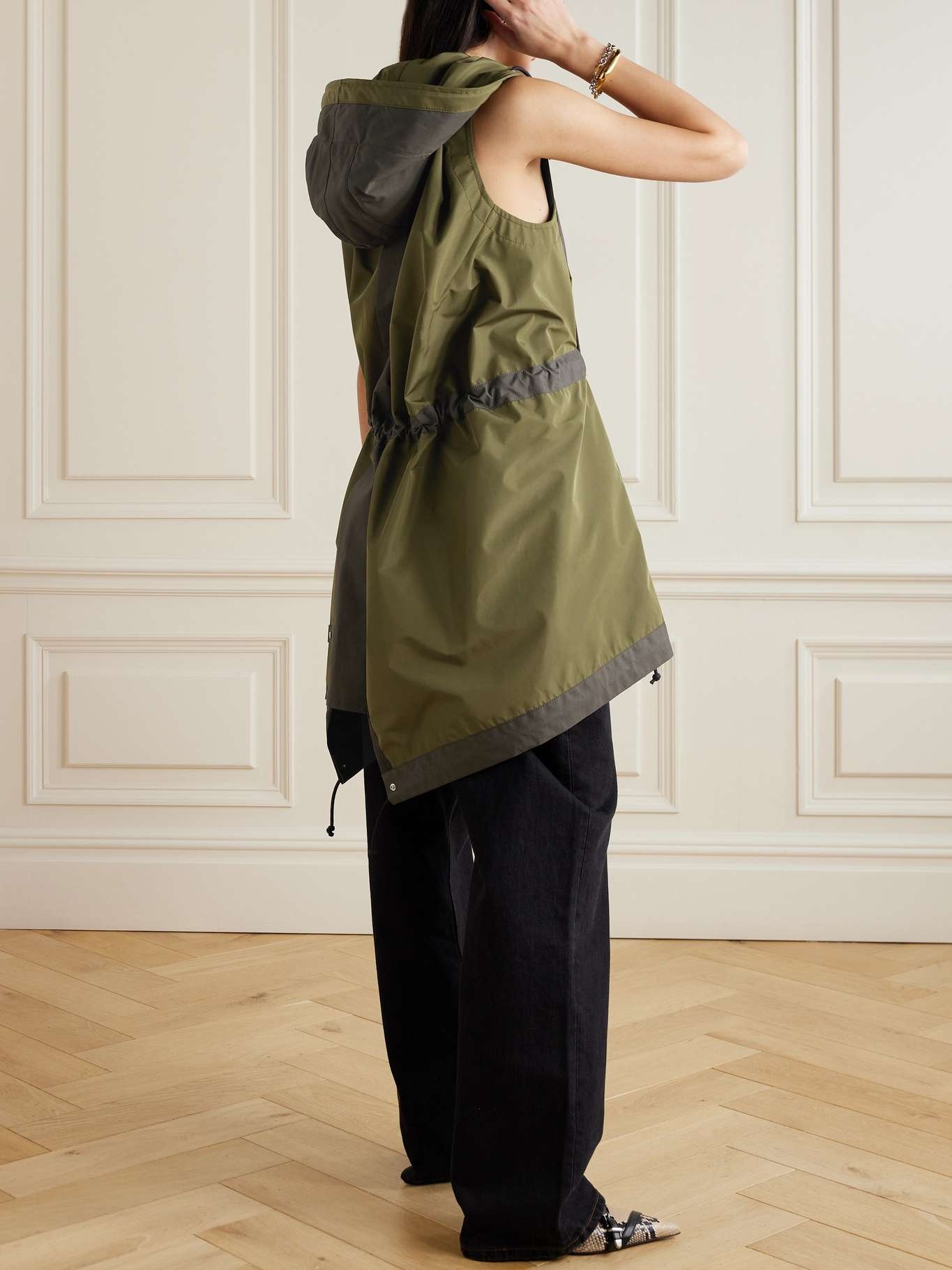 【送料&関税込】Sacai Drawstring Hem Hooded Vest Nylon vest in black - Sacai | Mytheresa