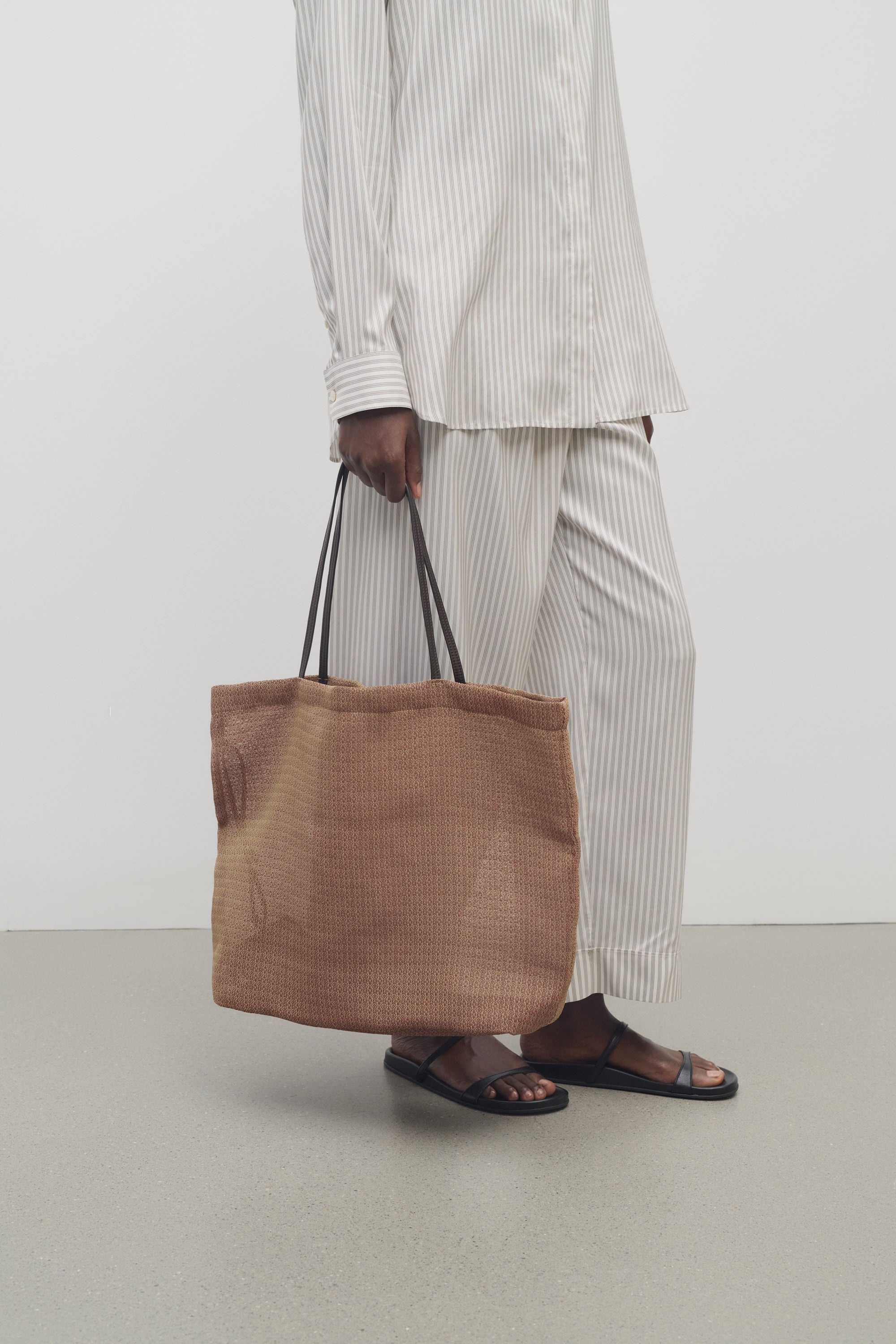 トートバッグ The Row Brown Mesh Barn Shopping Bag Barn leather-trimmed mesh tote bag in brown - The Row