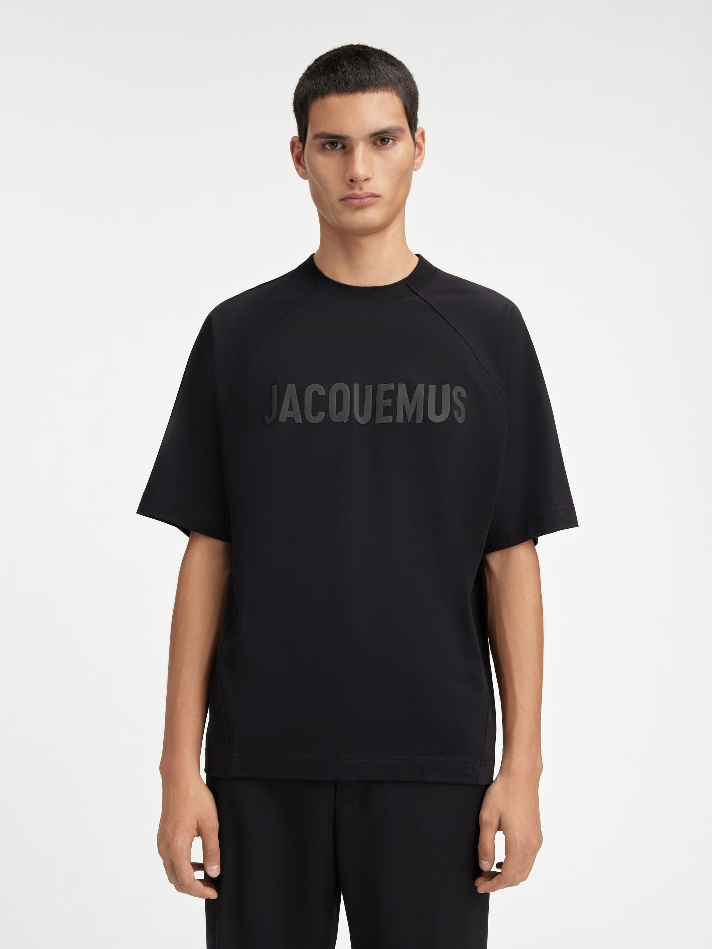 【Jacquemus】LE TSHIRT TYPO◆24H245JS2122011 JACQUEMUS LE T-SHIRT TYPO
