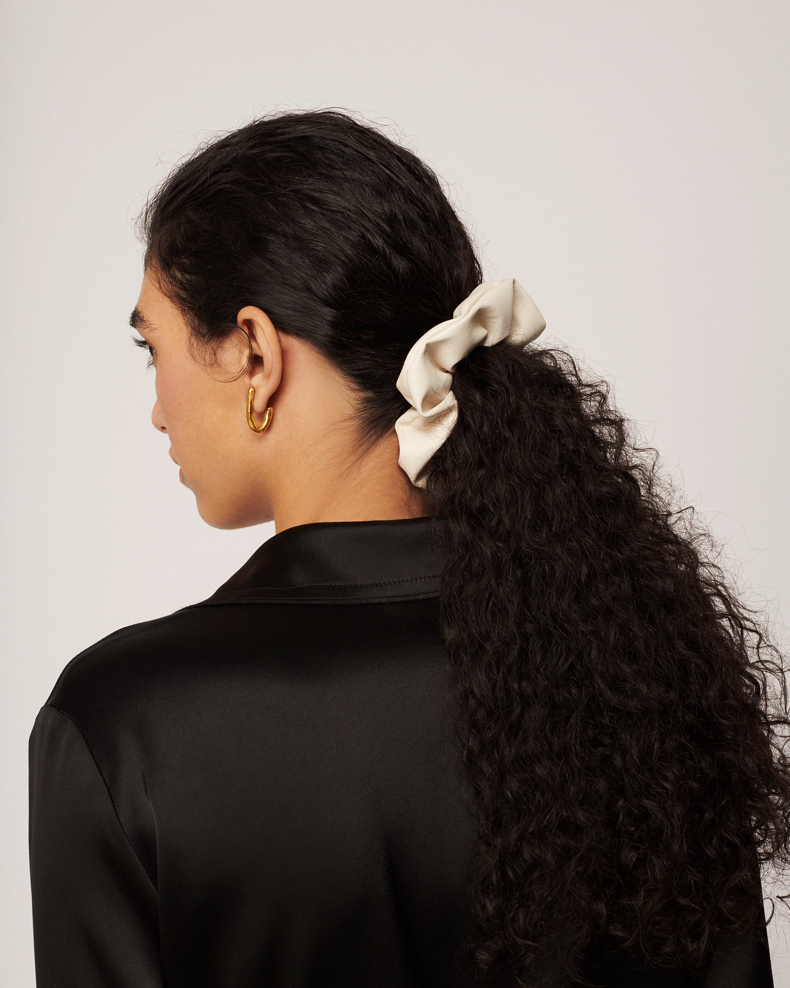 LOU - Vegan leather scrunchie - Off white - 3