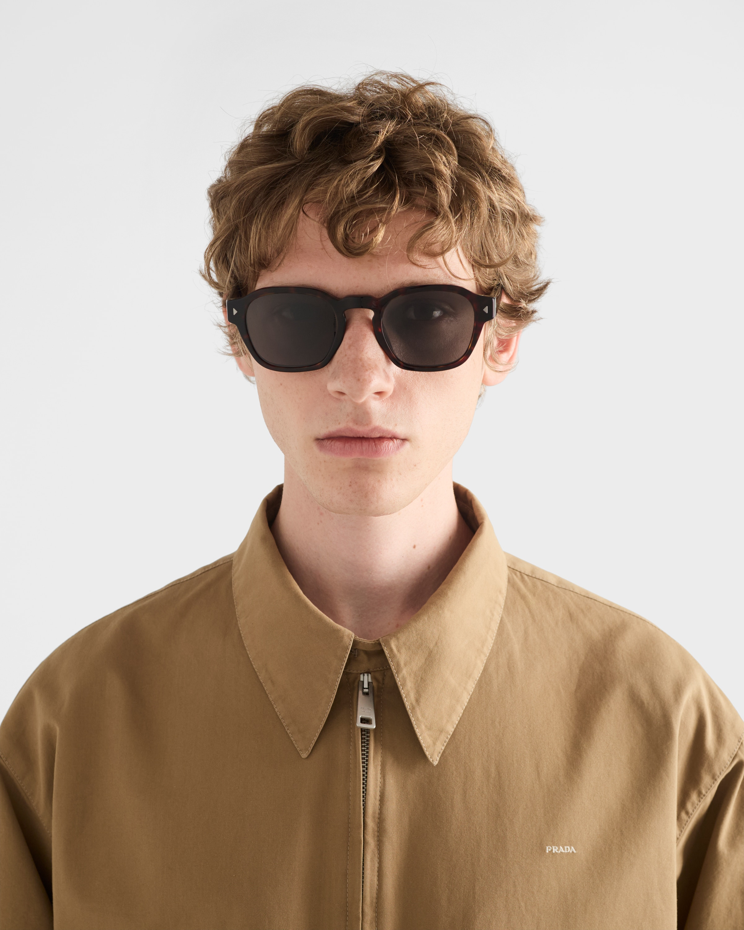 Sunglasses with the iconic metal plaque - 2