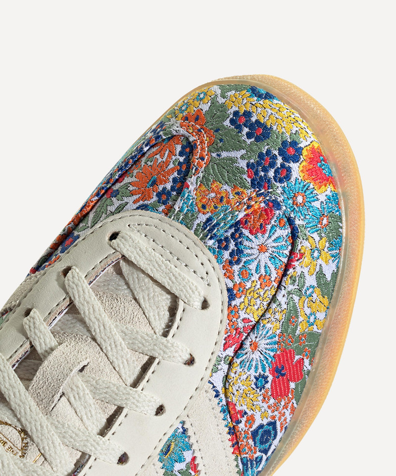 adidas Gazelle 실내 "Liberty London - 꽃 자수"스니커 outlook