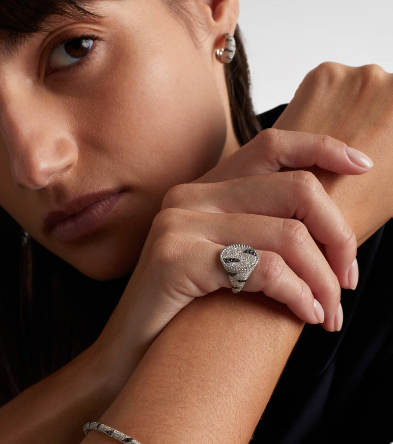 Yvonne Léon Zèbre 18kt white gold pinky ring with diamonds outlook