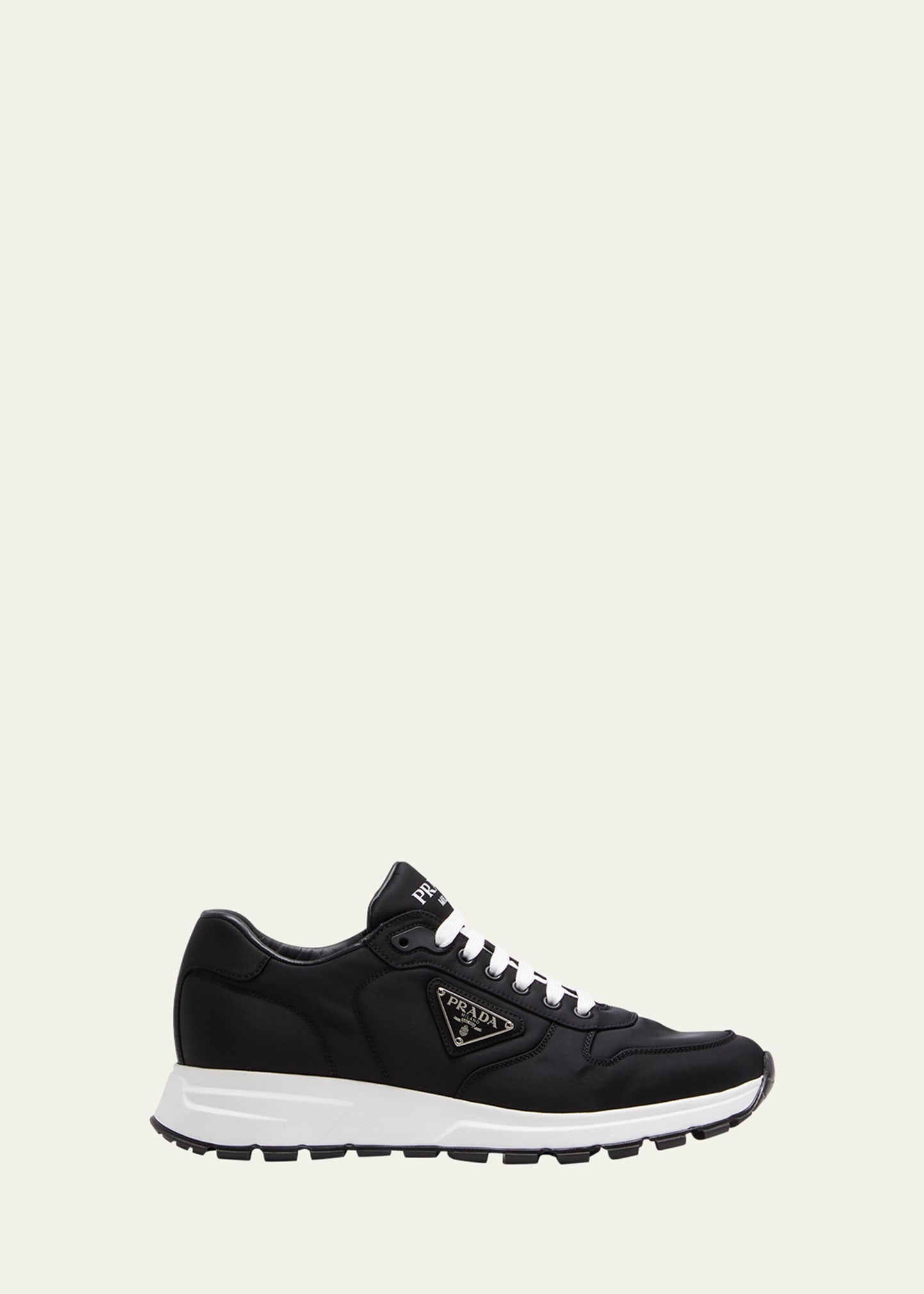 【PRADA】ボードシューズ men's カジュアル triangleロゴ付き Prada Downtown triangle-logo Sneakers | Black | FARFETCH