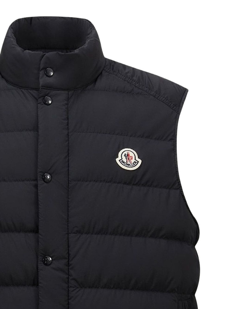Moncler logo patch gilet outlook