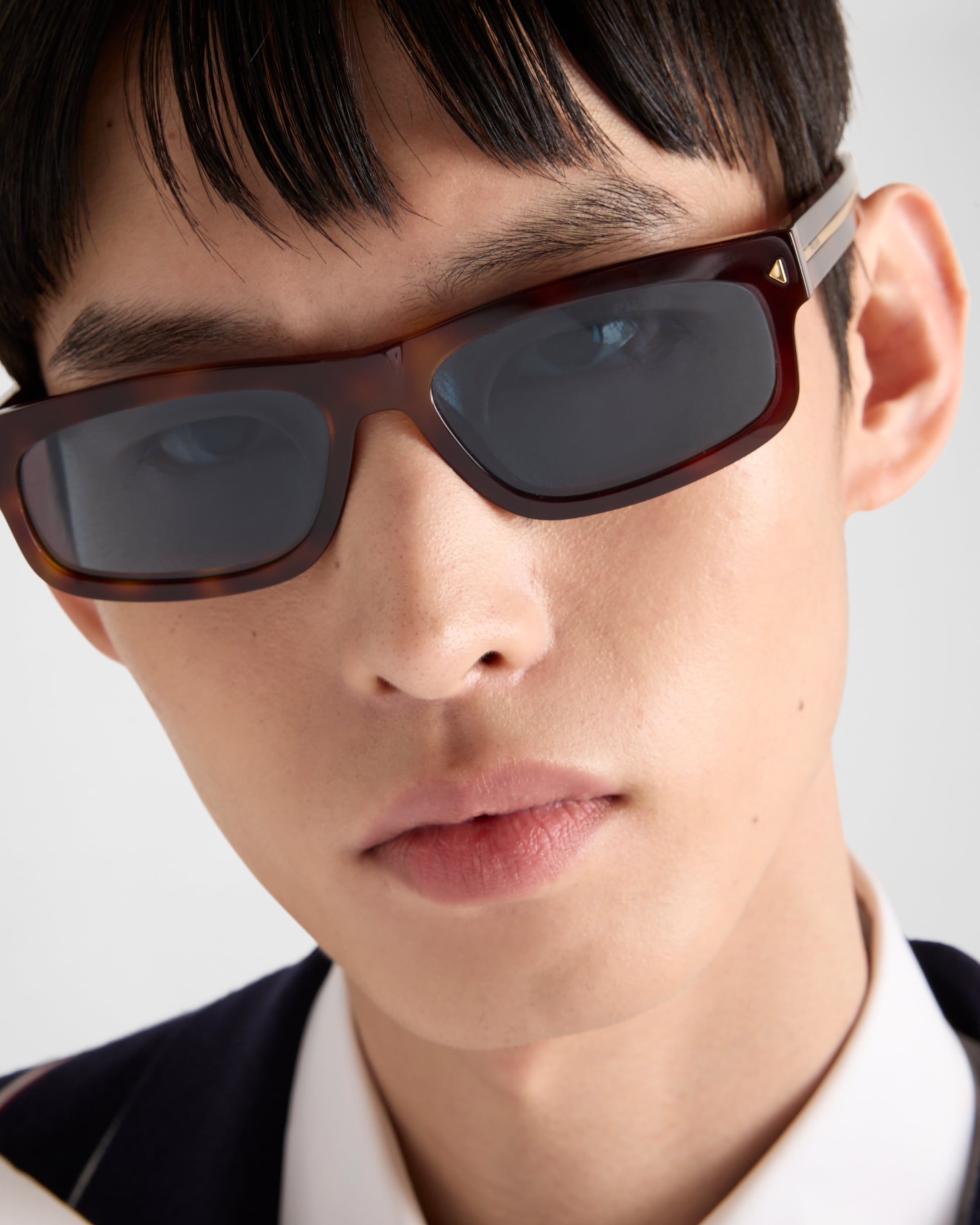 Prada sunglasses with the iconic l plaque サングラス Polarized Black Lenses Sunglasses with the iconic metal