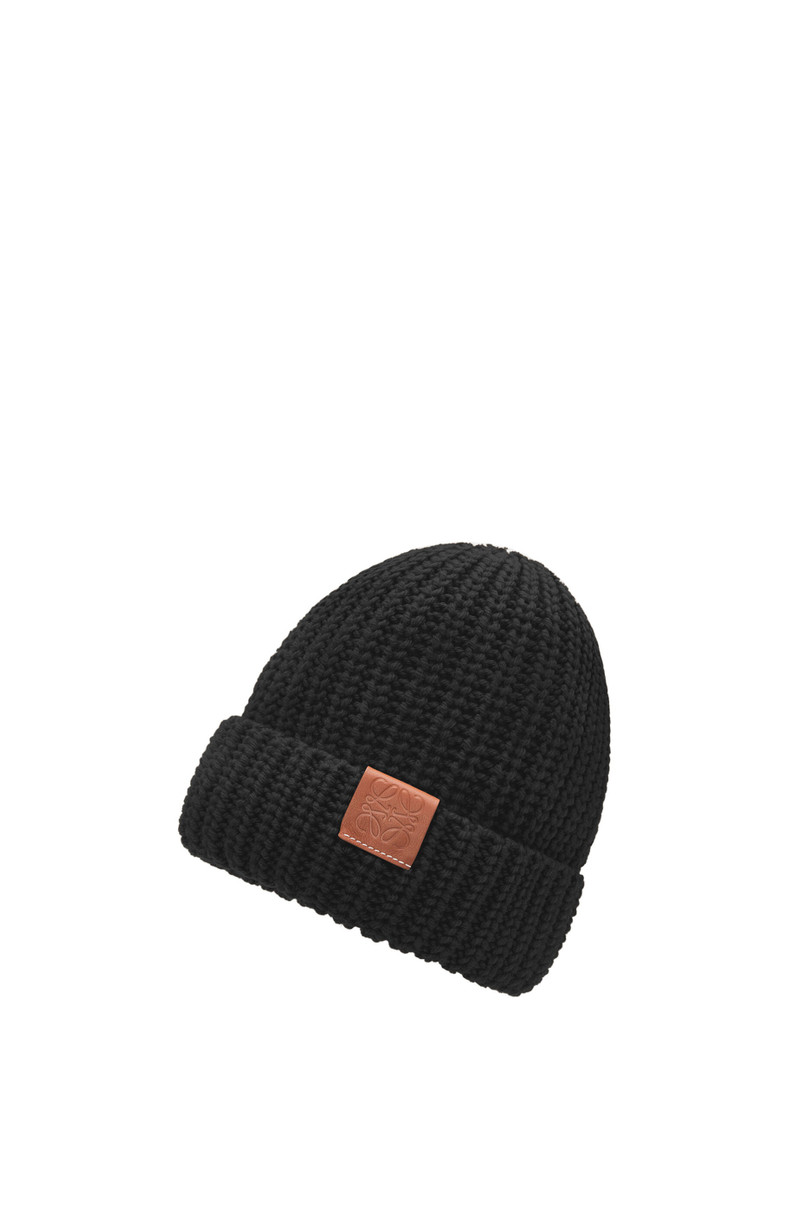 Anagram brooch beanie in wool 4