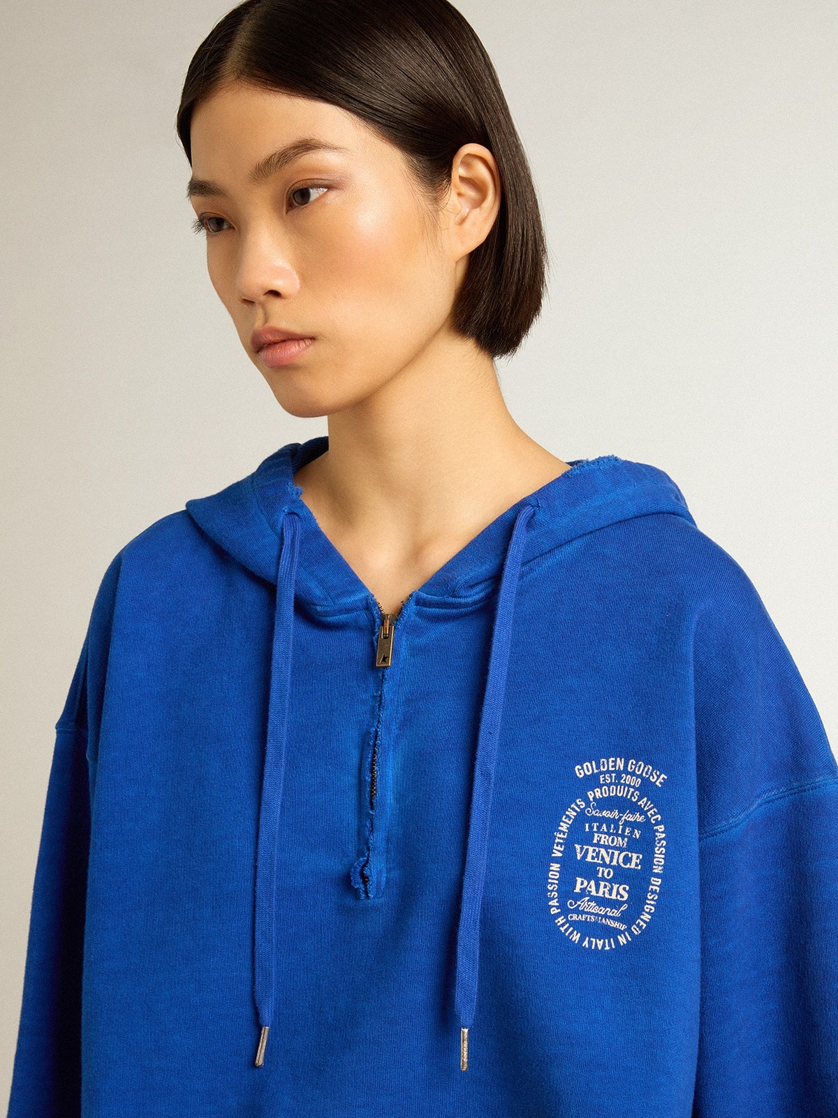 Blue cropped sweatshirt with zip fastening and hood - 3