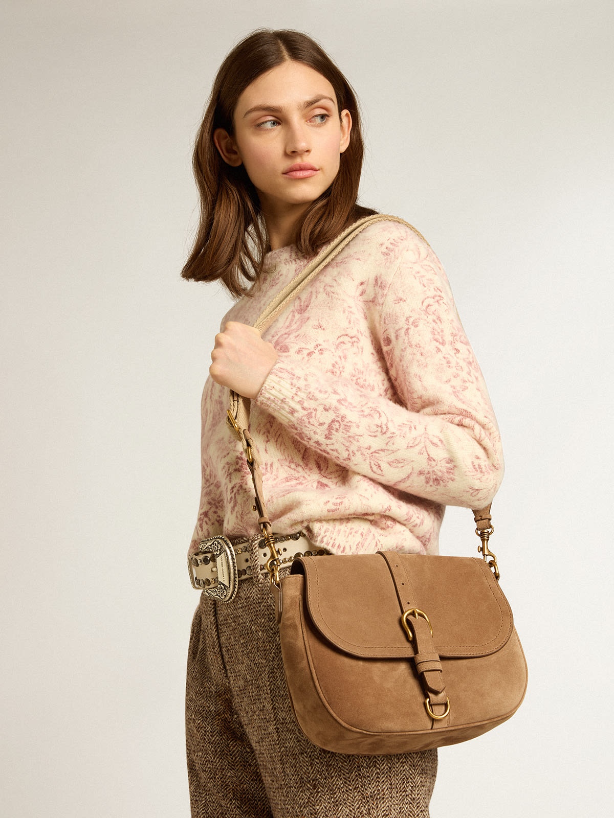 Medium Sally Bag in ash-colored suede with contrasting buckle and shoulder strap - 3