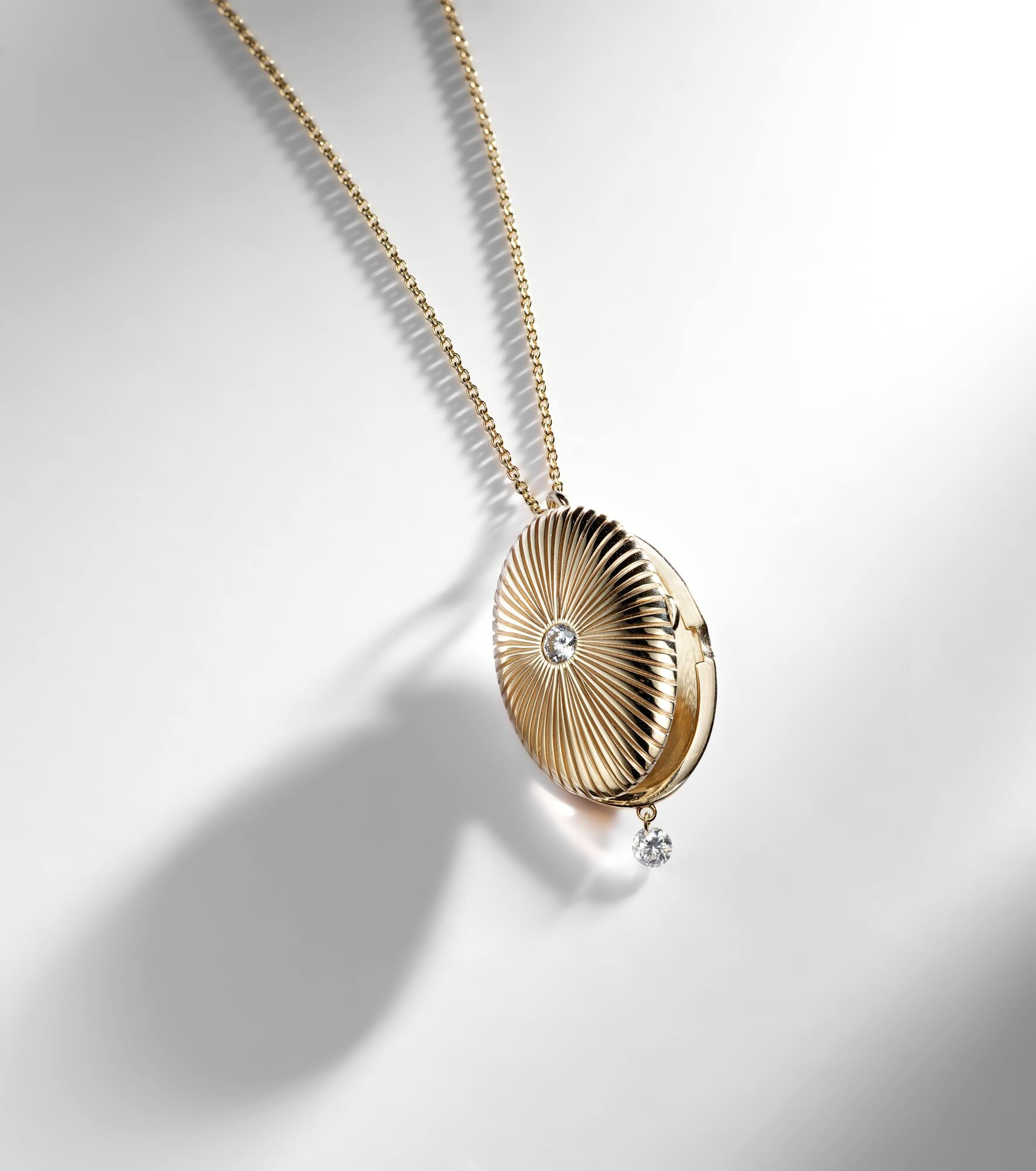 9kt gold locket necklace with diamonds - 5
