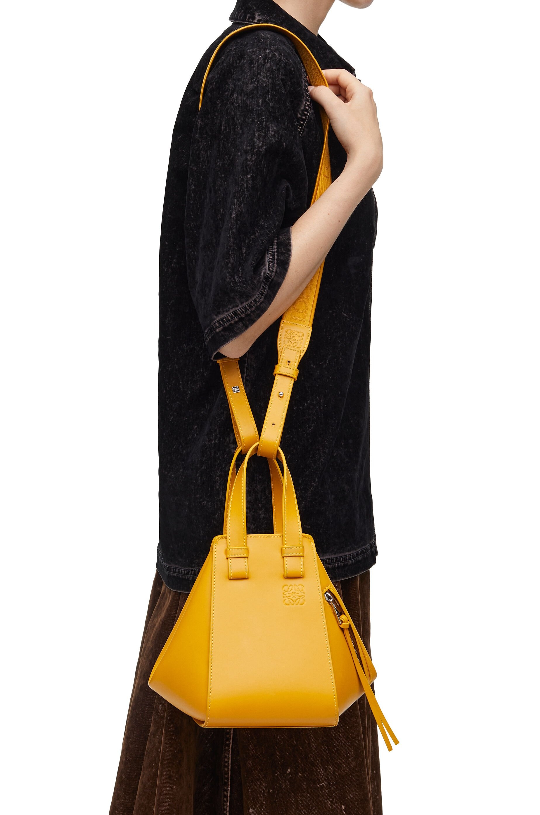 Compact Hammock bag in satin calfskin - 4