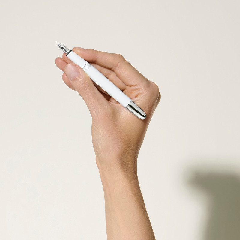 Montblanc MEISTERSTÜCK WHITE CLASSIQUE FOUNTAIN PEN (M) outlook