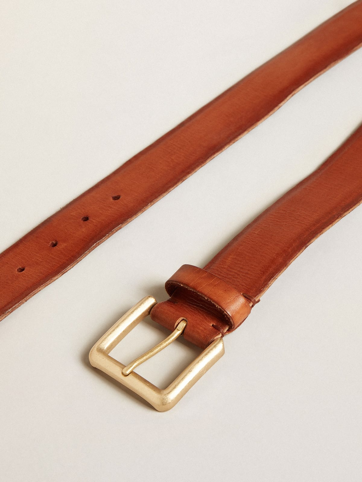 Belt in tan-colored washed leather with raised print - 2