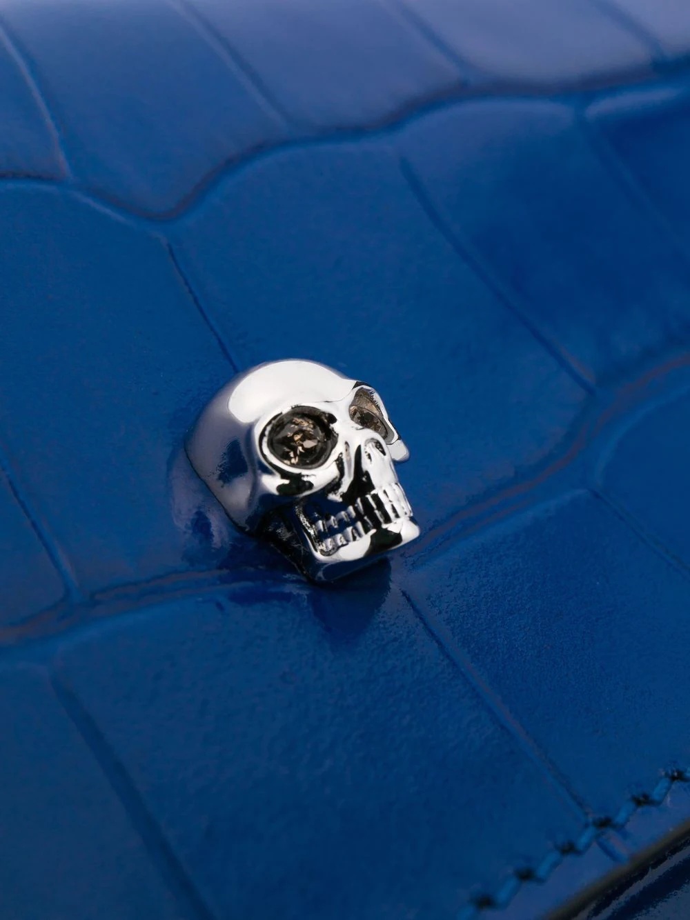 crocodile-effect skull-charm clutch bag - 5