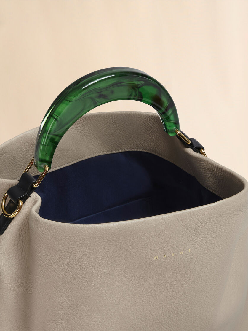 HOBO BAG IN BEIGE GRAINED CALFSKIN AND RESIN HANDLE - 4