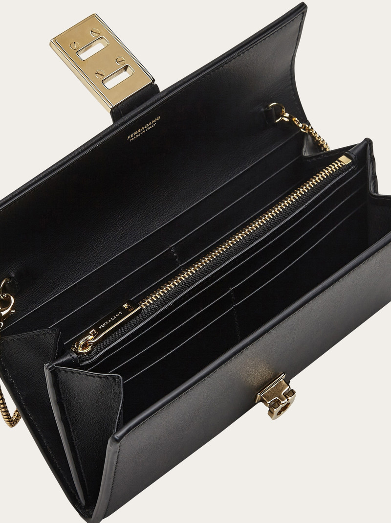 Hug wallet with chain 4