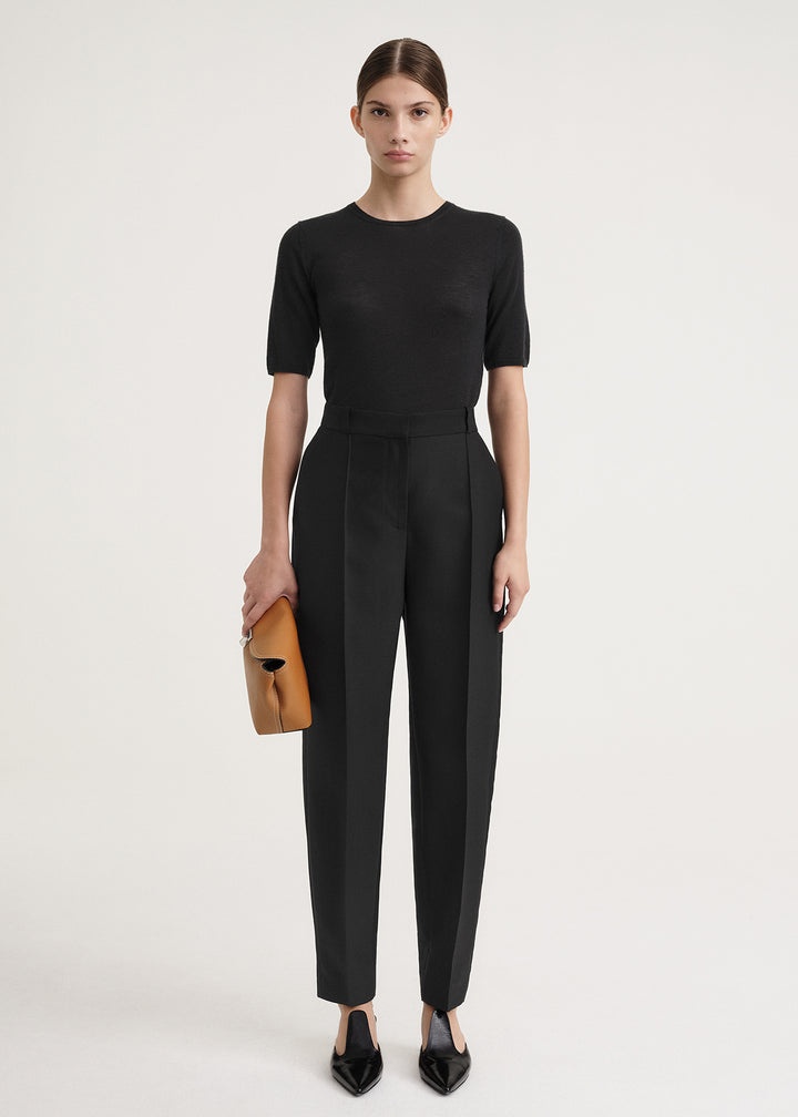 Single-pleat tapered trousers black