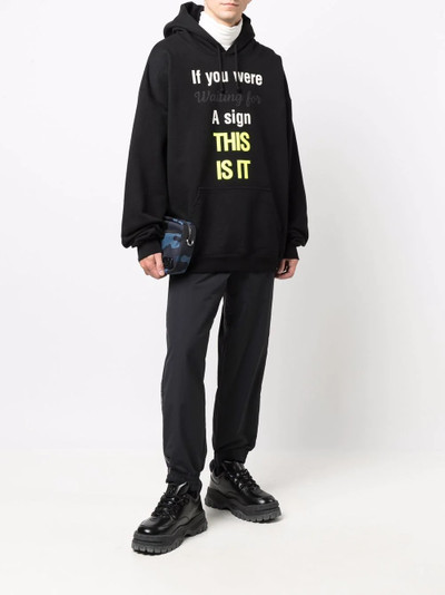 VETEMENTS oversized slogan-print hoodie outlook