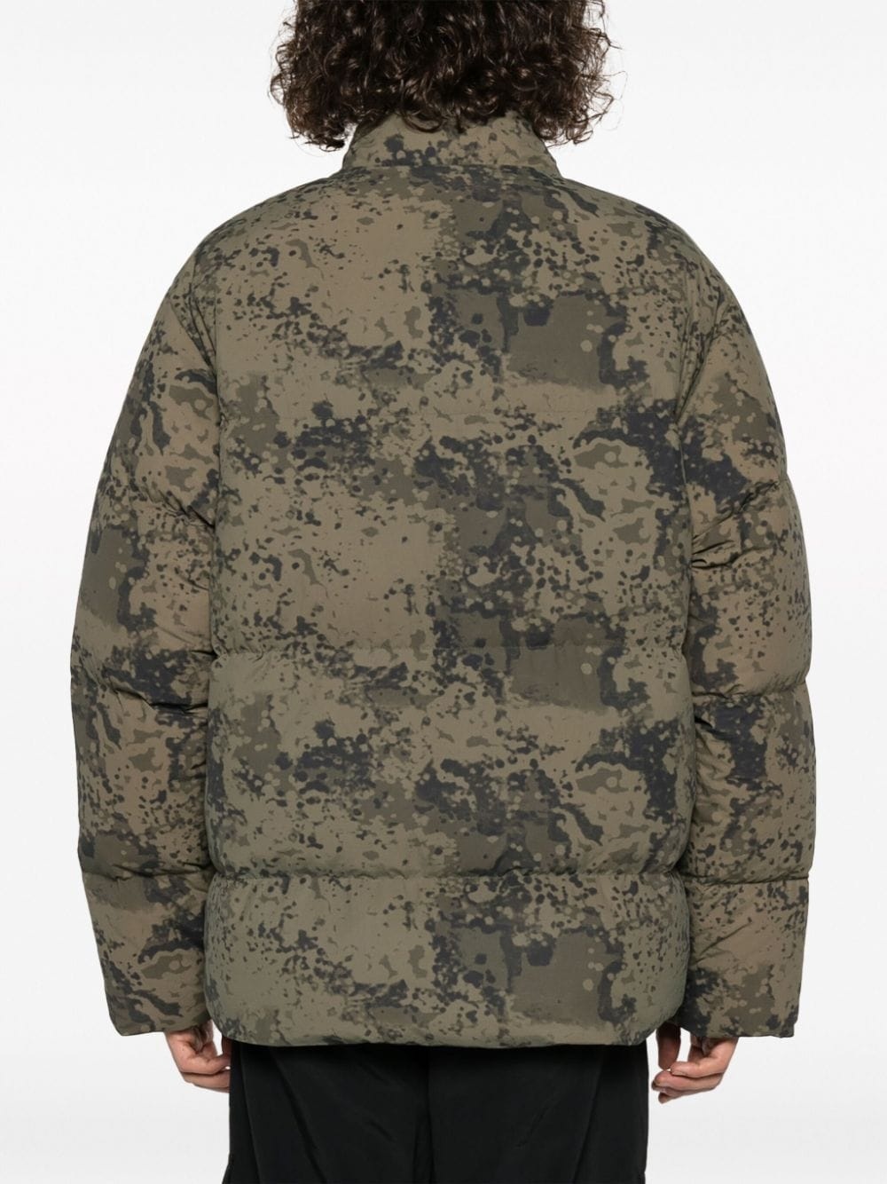 logo-embroidered camouflage puffer jacket - 4