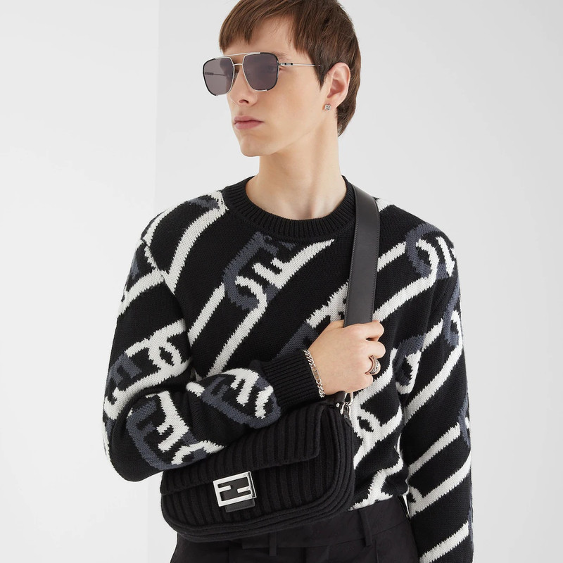 FENDI Baguette made of black wool knit with square flap and FF magnetic clasp. Fabric-lined interior with  outlook