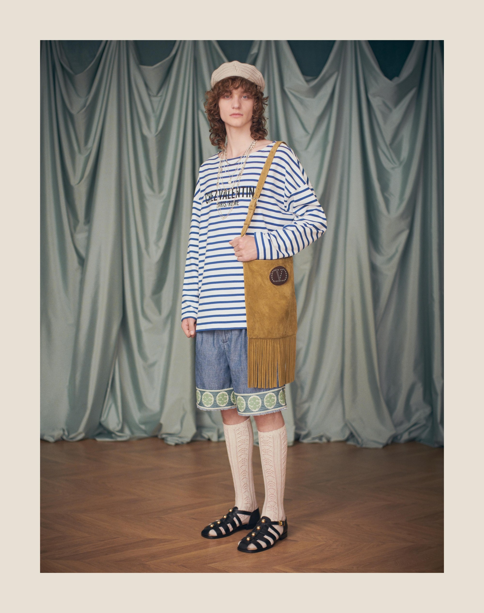 【送料&関税込】Valentino Long Sleeve Cotton T-shirt With St Long-sleeved Cotton T-shirt With Chez Valentino Print for
