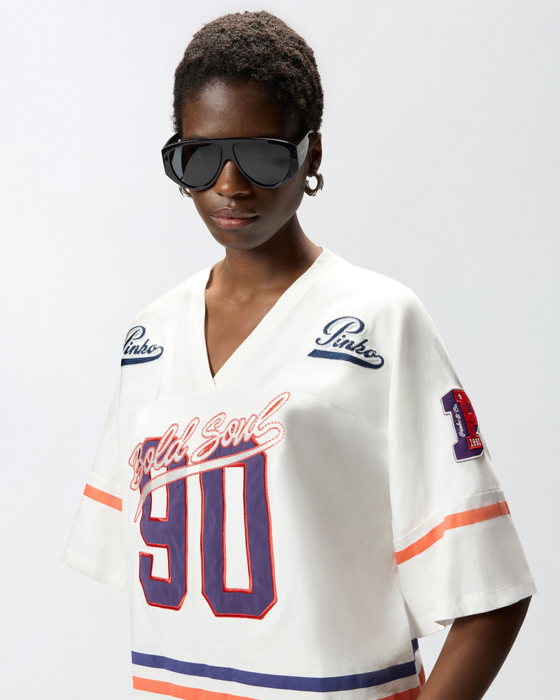 CROPPED T-SHIRT WITH V-NECK AND BRANDED PATCHES 6